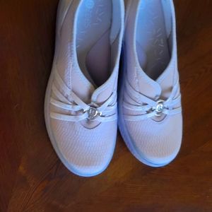 Zees light gray size 8